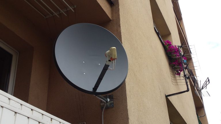 Ustawianie anteny satelitarnej na balkonie