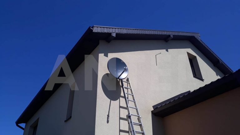 Antena satelitarna zamontowana na ścianie